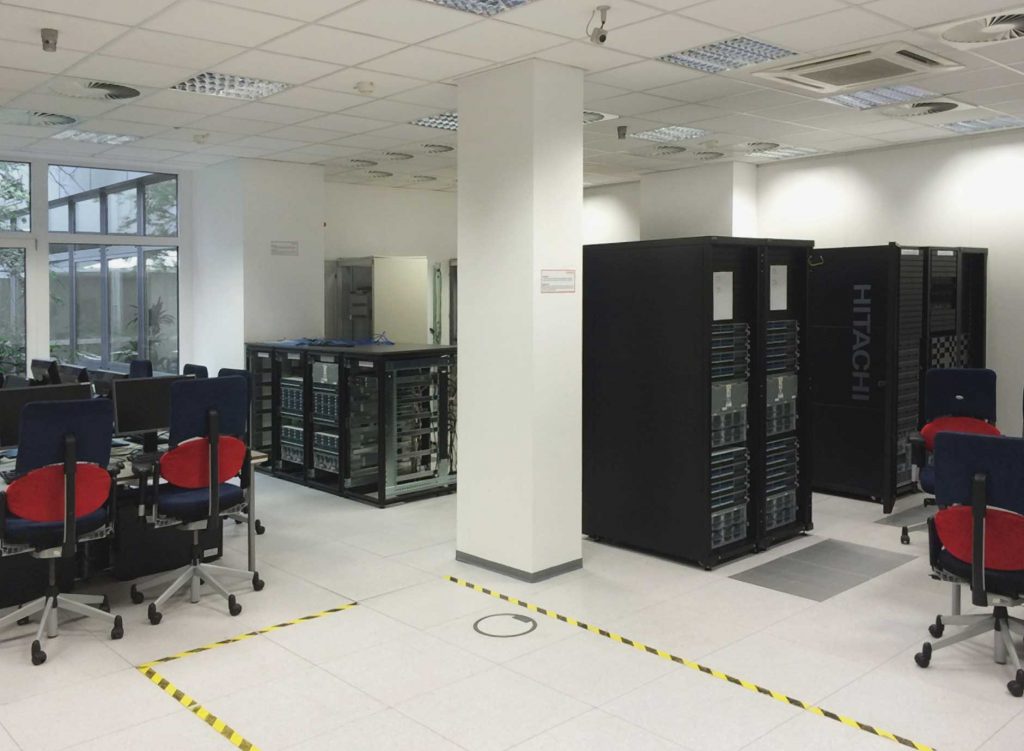 Bild der Server der Firma Hitachi in Dreieich, zu sehen ist auch die Klimaanlage im Zimmer