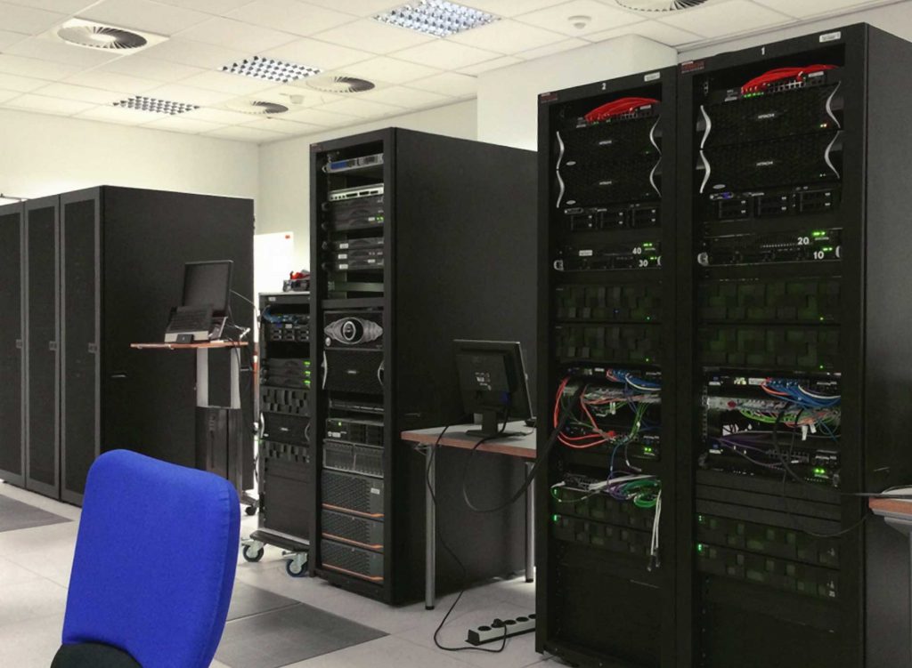 Bild der Server der Firma Hitachi in Dreieich, zu sehen ist auch die Klimaanlage im Zimmer