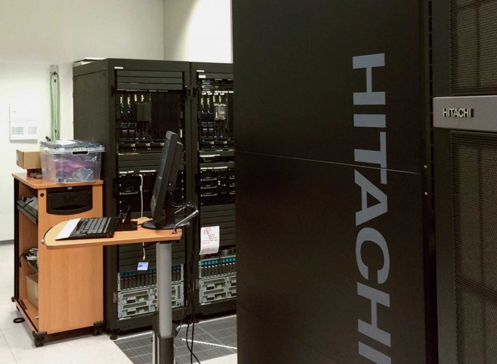 Bild der Server der Firma Hitachi in Dreieich, zu sehen ist auch die Klimaanlage im Zimmer