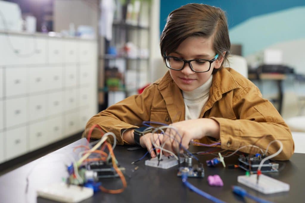 boy in engineering class at school 2021 09 24 04 17 56 utc optimiert von Unser Wunsch für Sie im Jahr 2023