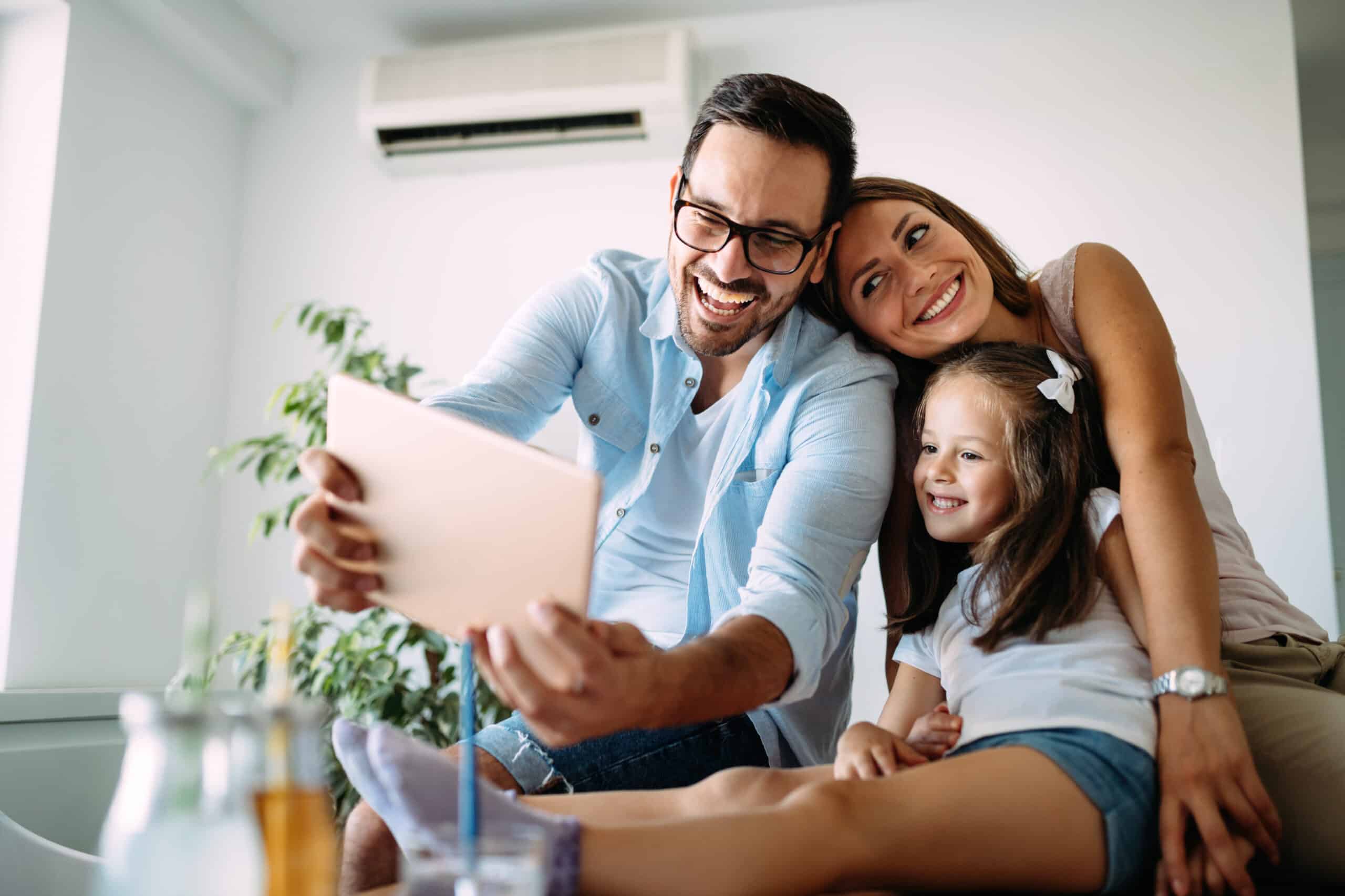 Ein glückliche Familie die zusammen ein Selfie macht